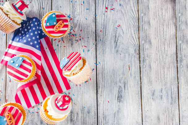 Independence Day July 4 congratulations background. Veterans Day. American Constitution holiday. USA American tradition greeting card. Patriotic home cupcakes with americas symbols decor - Foto, imagen