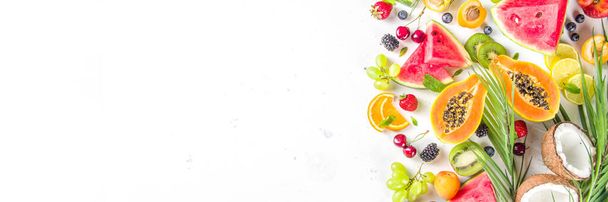  さまざまな夏のトロピカルフレッシュフルーツとベリーを盛り合わせました。きれいな食事、健康的なライフスタイル、食事とビタミンの概念。トップビューフラットレイホワイトテーブルの背景 - 写真・画像