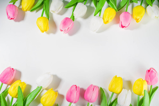 Wielkanoc tło Tulipany Bukiet, Duży Kolorowy Tulipan Kwiat Bukiet na białym stole tło widok z góry kopia miejsca na tekst. Wiosna wakacje kwiaty wzór - Zdjęcie, obraz