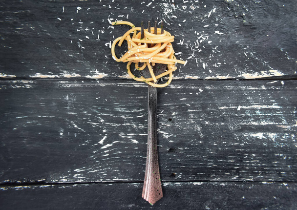  Spaghetti On Fork Isolated close up  - Foto, afbeelding