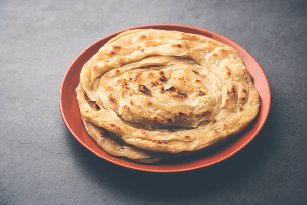 Laccha Paratha es un pan plano inflado en capas con mucho ghee o aceite - Foto, imagen