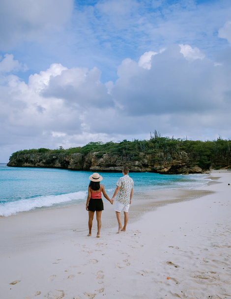 Grote knip beach Curazao, Isla de Curazao en el Caribe hombres y mujeres de vacaciones visitan la playa - Foto, Imagen
