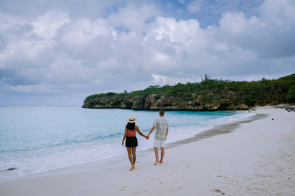 Grote knip Strand Curacao, Insel Curacao Strand in der Karibik Männer und Frauen im Urlaub besuchen den Strand - Foto, Bild