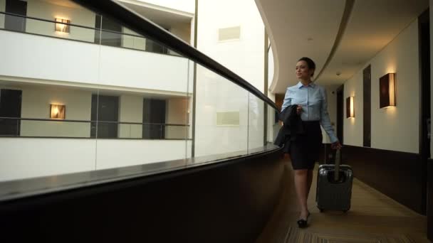 Selbstbewusste Frau spaziert über Hotelbalkon - Filmmaterial, Video