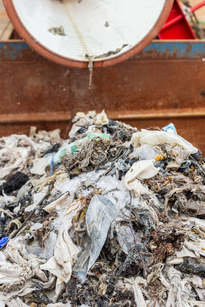 Куча мусора выкачана из хранилища на очистных сооружениях - Фото, изображение