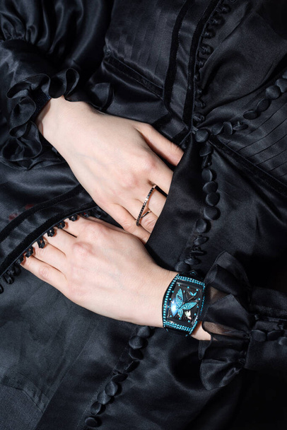 Jonge zakenvrouw draagt luxe horloge en kostbare sieraden. Stijlvolle dames accessoires - Foto, afbeelding