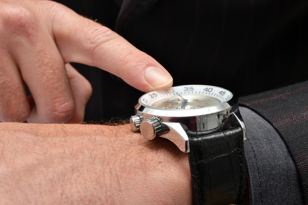 Ділова людина вказує на годинник
 - Фото, зображення