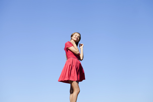 Сексуальная молодая женщина в красном сексуальном платье
 - Фото, изображение