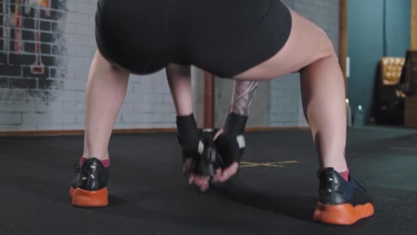 Una mujer haciendo un ejercicio de cuerda crossfit - Metraje, vídeo