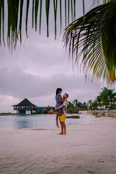 Korsan plajlı, palmiye ağaçlı, lüks tatil yeri Curacao. - Fotoğraf, Görsel