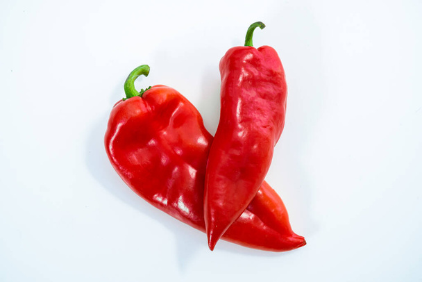 Due peperoni rossi su sfondo bianco - Foto, immagini