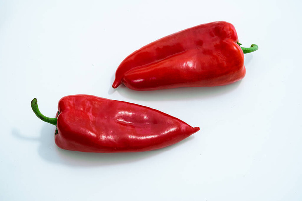 Due peperoni rossi su sfondo bianco - Foto, immagini