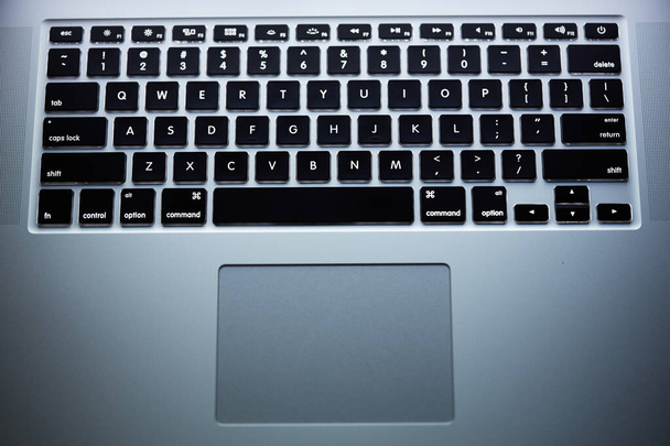 Ноутбук клавиатуры. Подсвеченная клавиатура крупным планом. Концепция Hi tech - Фото, изображение
