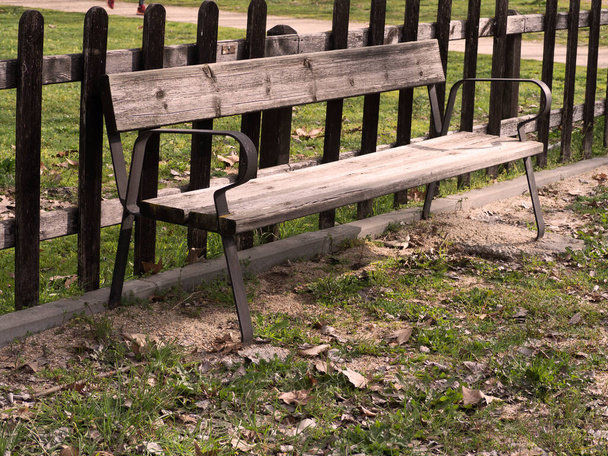 старая скамейка в общественном парке осенью - Фото, изображение
