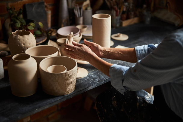 Artista de cerámica femenina trabajando en taller de cerámica - Foto, imagen