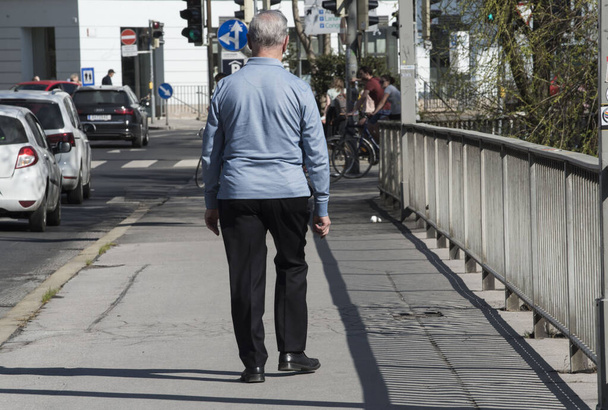 seniora na własną rękę, samotność i samotność wśród starszych mężczyzn - Zdjęcie, obraz