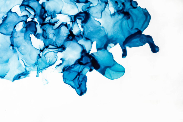 Абстрактный фон в синем цвете, рисование алкоголем вручную, техника жидких чернил - Фото, изображение