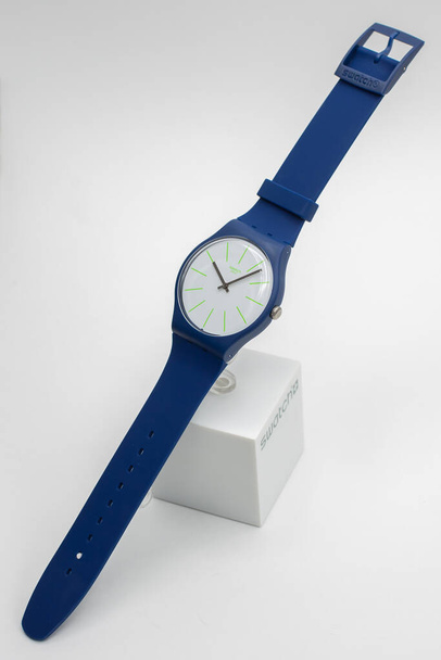 Rzym, Włochy 07.10.2020 - Zegarek dziecięcy Swatch Plastic watch. Zielone znaki na tarczy - Zdjęcie, obraz