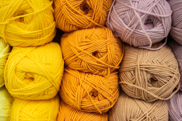 Ιστορικό από πολύχρωμα χνουδωτά μάλλινα νήματα για πλέξιμο closeup. - Φωτογραφία, εικόνα