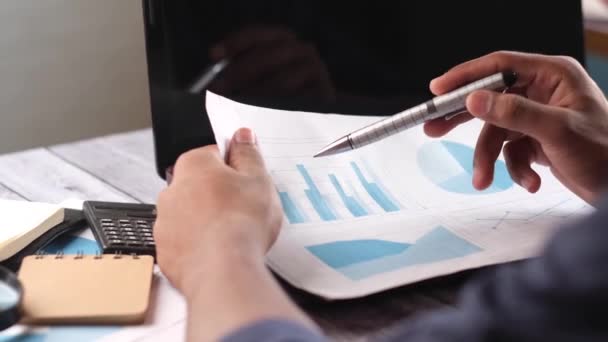 man hand with pen analyzing bar chart on paper  - Filmagem, Vídeo