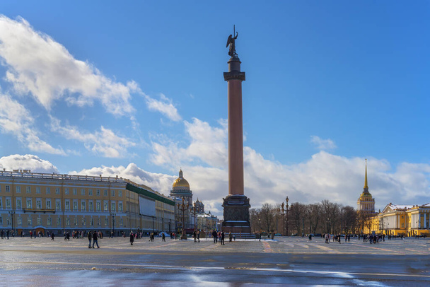 Άποψη της πλατείας του Παλατιού και της Στήλης του Αλεξάνδρου στην Αγία Πετρούπολη (Ρωσία) σε μια ηλιόλουστη μέρα στις αρχές της άνοιξης. Το κέντρο της πόλης είναι πλούσιο σε όμορφα κτίρια, καθεδρικούς ναούς της αρχαίας αρχιτεκτονικής - Φωτογραφία, εικόνα
