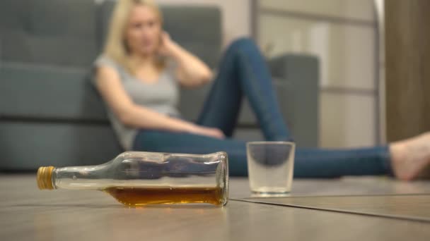 Uma mulher alcoólica está deitada no chão em uma sala a casa. - Filmagem, Vídeo