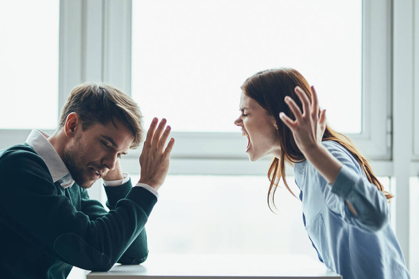 emocional hombre y mujer sentado a la mesa conflicto disputa comunicación - Foto, imagen