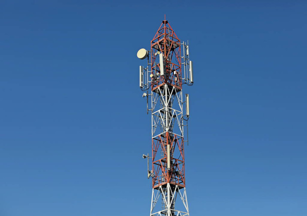 Celular, torre do transmissor do telefone móvel e estação meteorológica com céu azul - Foto, Imagem