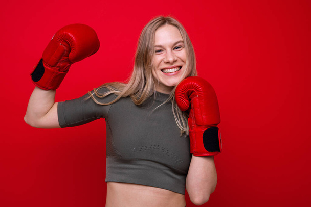 Jeune femme sportive en gants de boxe rouges s'amuser - Photo, image