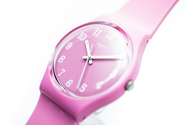 パリ、フランス07.10.2020 -ピンクの腕時計ダイヤル上のスウォッチロゴを閉じる - 写真・画像