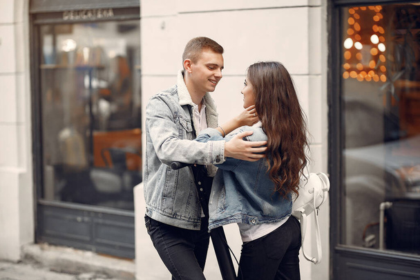 Beautiful couple spend time in a autumn city - Foto, afbeelding
