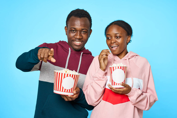 junge afrikanische Paare Unterhaltung blauer Hintergrund blauer Hintergrund - Foto, Bild