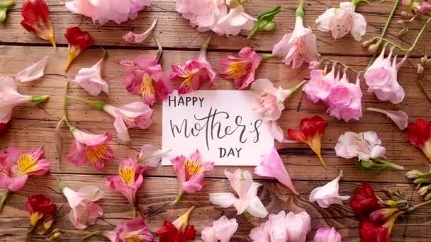 Mutlu Anneler Günü kartı ahşap bir masanın üstünde.  - Video, Çekim