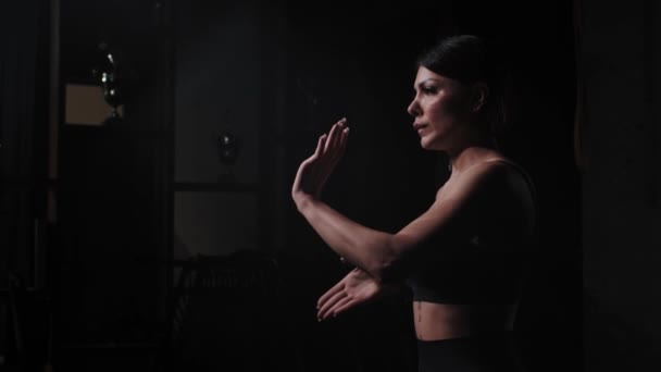 Una mujer fuerte tatuada mostrando movimientos de manos luchadoras de karate - Imágenes, Vídeo
