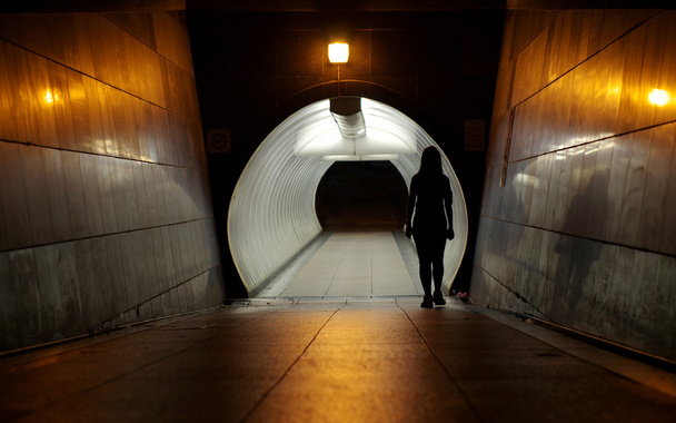 sylwetka niezdefiniowany kobiety pieszo do metra walkw - Zdjęcie, obraz