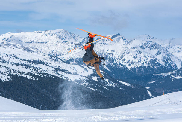 Mladý muž lyžování v Pyrenejích v Grandvalira lyžařském středisku v Andorra v Covid19 krát. - Fotografie, Obrázek
