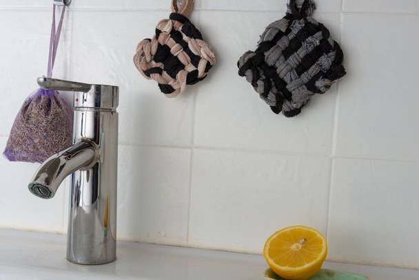 Tawashi uudelleenkäytettävä sieni ja leikattu sitruuna kylpyhuoneessa puhdistukseen nolla jätettä .eco freindly . - Valokuva, kuva