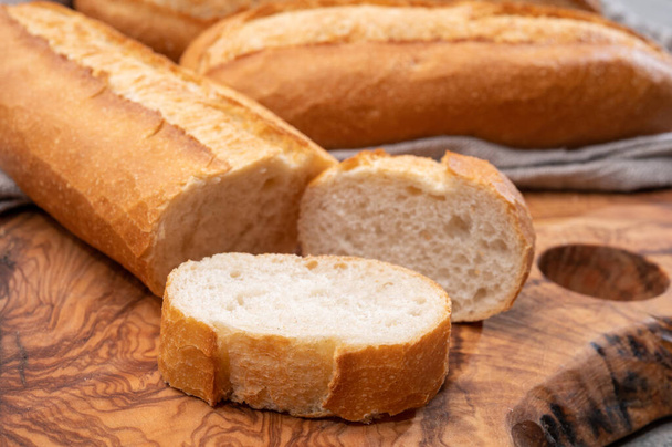 Složení pro francouzskou snídani, čerstvě upečený křupavý bagetový bílý chléb zblízka - Fotografie, Obrázek