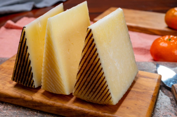 Collection de fromages, morceaux de curado de manchego espagnol dur, fromages viejo et iberico fermer - Photo, image