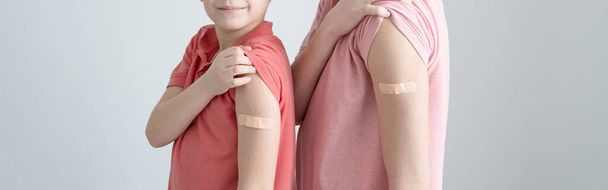 Молодые люди, подросток и мальчик вакцинированы от коронавирусной инфекции. Вакцинация против ковида-19. - Фото, изображение