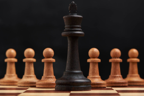 Koncepcja strategii biznesowej z figurą szachową - Zdjęcie, obraz