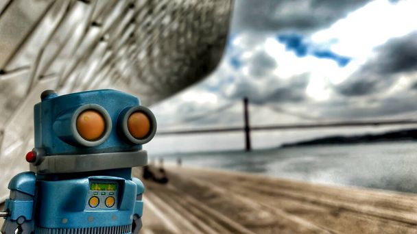 Speelgoedrobot aan de oever van de Taag in Lissabon in een bewolkte dag - Foto, afbeelding
