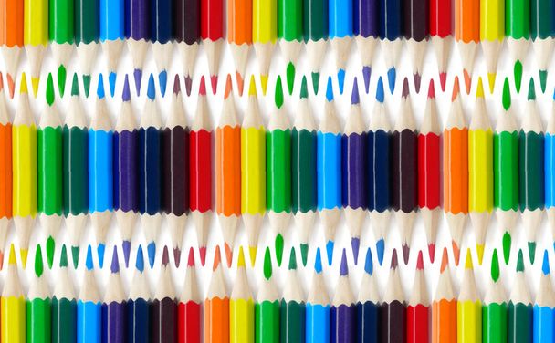 Bleistifte isoliert auf weißem Hintergrund mit Kopierraum. Schul- und kreatives Malkonzept mit Buntstiften. Zurück zur Schule. Verpackungsvorlage für Buntstifte, Notizbücher und Etui - Foto, Bild