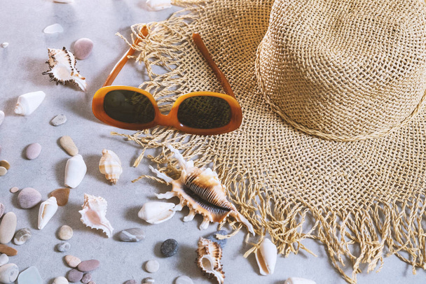 Summertime, wakacje, podróże i turystyka koncepcja - kobieta słomkowy kapelusz i okulary przeciwsłoneczne leżą na piasku plaży. Podróże letnie akcesoria z miejsca na ksero, płaski leżak. Koncepcja planowania podróży - Zdjęcie, obraz