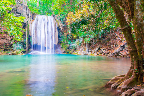 Wasserfälle und blaues Wasser im Erawan Nationalpark. Erawan Wasserfall ist ein schöner natürlicher Felswasserfall in Kanchanaburi, Thailand.Onsen Atmosphäre. Weicher Fokus. - Foto, Bild