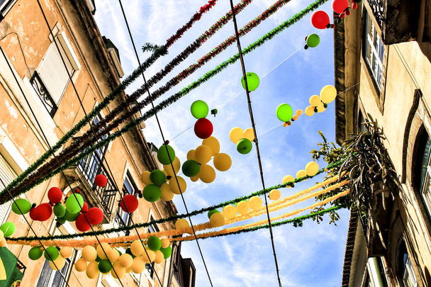 Strade ornate di ghirlande per le feste di Sant'Antonio nel quartiere Alfama di Lisbona - Foto, immagini