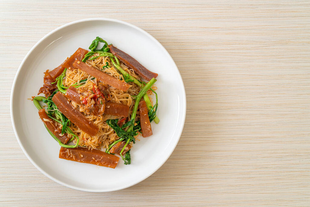 Жареный рис вермичелли и водяная мимоза с маринованными кальмарами - азиатский стиль питания - Фото, изображение