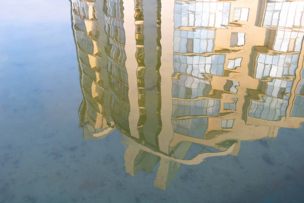 Een gebouw reflecteert in het zwembadwater - Foto, afbeelding