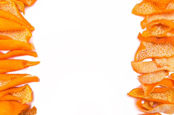 Cáscaras de naranja secas aisladas sobre un fondo blanco, espacio para copiar, burlarse. - Foto, imagen