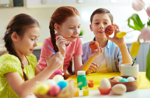 παιδιά προσχολικής ηλικίας διακόσμηση πασχαλινά αυγά - Φωτογραφία, εικόνα